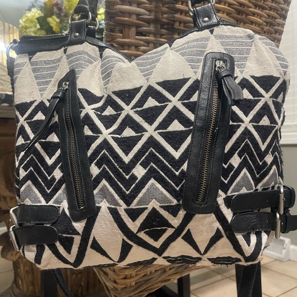 🔺SOLD🔺American Eagle Outfitters Black and White Graphic Tote casual chic - Picture 9 of 9